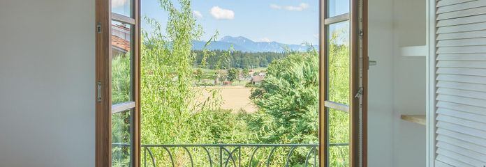 Chiemgau: Casa pareada bien cuidada en una ladera con vistas a la montaña - división real y orientación sur -