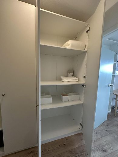 VANAF AUG 2027: Stijlvol gemeubileerd appartement | Tijdelijk wonen | Gemeubileerd wonen in Sachsenhausen – Großzügiger Einbauschrank