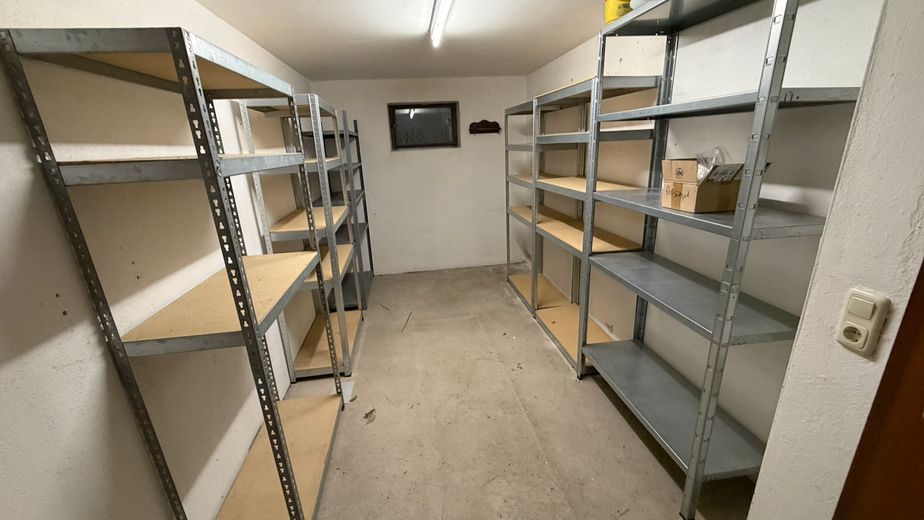 Schöne 3-Zimmer DG Wohnung mit modernisierter Küche und Balkon – Keller