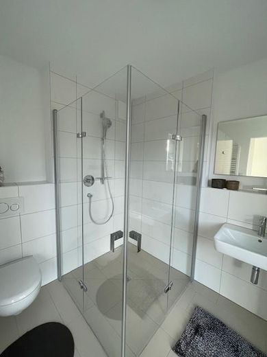 Neubau - helle 1-Zi Whg, voll eingerichtet + vollmöbliert, Bad mit Fenster - ab 12/26 provisionsfrei – große Dusche 1,2mx1,2m