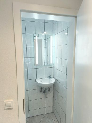 Appartamento curato di 2 locali con cucina componibile e posto auto in garage sotterraneo, arredato – Wc