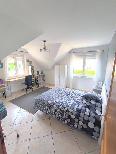 4 km von Saarbrücken - EFH in TOP-Lage - in F-57350 Stiring-Wendel – Schlafzimmer-1