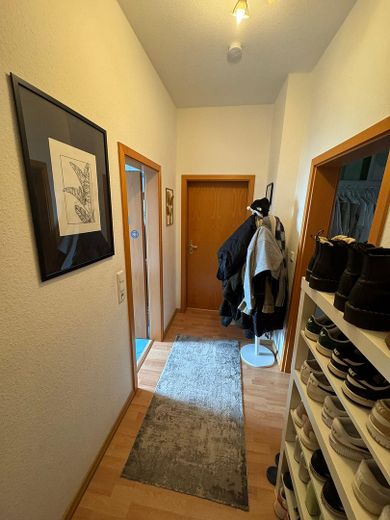 Vielseitiges Wohnhaus: Großfamilie oder 3×3-Zimmer-Wohnungen + Gewerbe & Garten – 3. Etage Flur