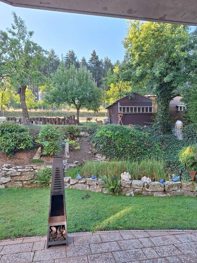 Großzügiges Wohnen im gepflegten Landhaus (nähe Golfplatz/Waldrand) PROVISIONSFREI – Garten mit Hütte