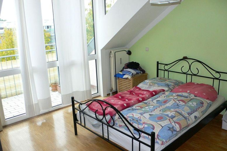 Van particulier : Lichte, royaal ingedeelde 2-kamerwoning nabij S-Bahnstation – Schlafzimmer