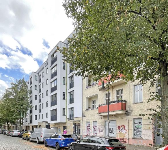 Eerste bewoning na een grondige renovatie – Lichte woning in een oud gebouw in de Samariterkiez | Zonder makelaarskosten – Straßenansicht