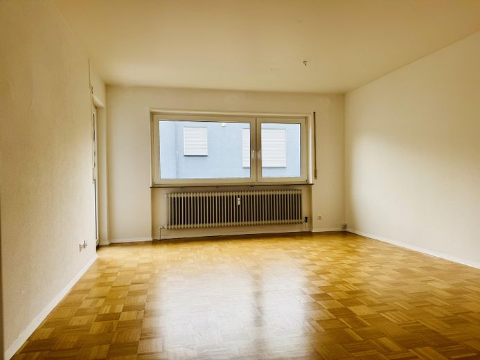 Gepflegte 3-Zimmerwohnung in Toplage von Heilbronn Ost – Wohnzimmer Blick zum Fenster