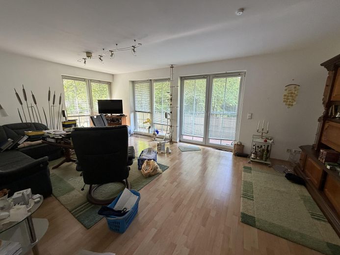 Kernsanierte helle und ruhige Wohnung mit Balkon ins Grüne – Wohnzimmer (vor Renovierung)