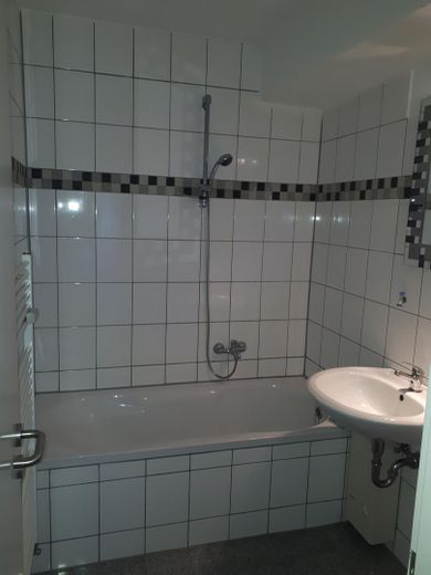 MFH Ratingen Mitte, 14 Wohnungen 790 qm Wfl., 6 Garagen, 3 Stellplätze – Whg. li., Wannenbad
