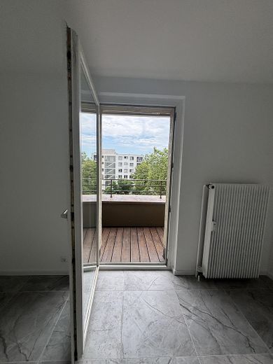 Küche mit Balkonzugang