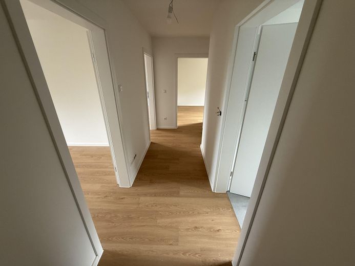 Sanierte Dachgeschosswohnung mit Fußbodenheizung und Stellplatz zum Erstbezug – फोटो 1