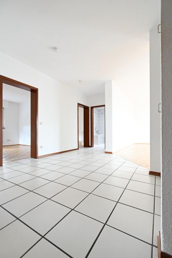 3-Zimmer-Penthouse mit Dachterrasse und Wintergarten in Köln-Wahn – Diele mit Garderobenschrank