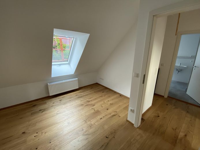 Erstbezug nach hochwertiger Sanierung – schönes Mittelhaus mit Terrasse & Talblick & Carport – Schlafzimmer