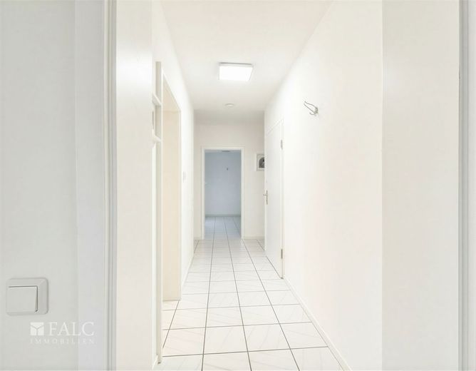 Wohnen auf einer Ebene - 143 m² modernisiert mit Balkon &amp; Garage – Flur