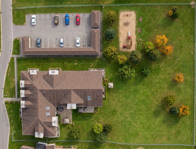 Ihre ruhige Terrassenwohnung mit Garten zum Hinterhof – Draufsicht vom Gebäudekomplex