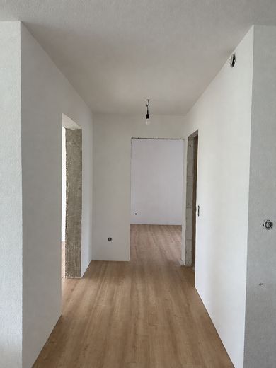 Prima occupazione dopo ristrutturazione – appartamento di 3,5 locali con cucina componibile – Flur Bad- und Schlafbereich
