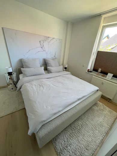 Schöne Renovierte 2,5 ZKB Erdgeschoss-Whg. in GmHütte – Schlafzimmer Fenster