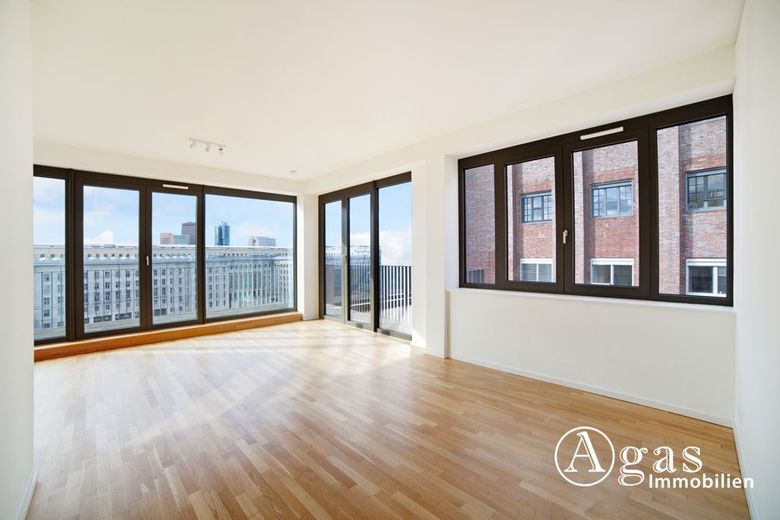 Dachgeschoss mit Panoramablick! Luxus 3 Zimmer Wohnung mit ca. 88m², EBK und Terrasse in Mitte! – Wohnzimmer