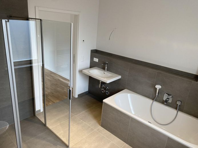 Wohnen am See in der Natur: Moderne Wohnung mit Terrasse und Garten – Foto 16