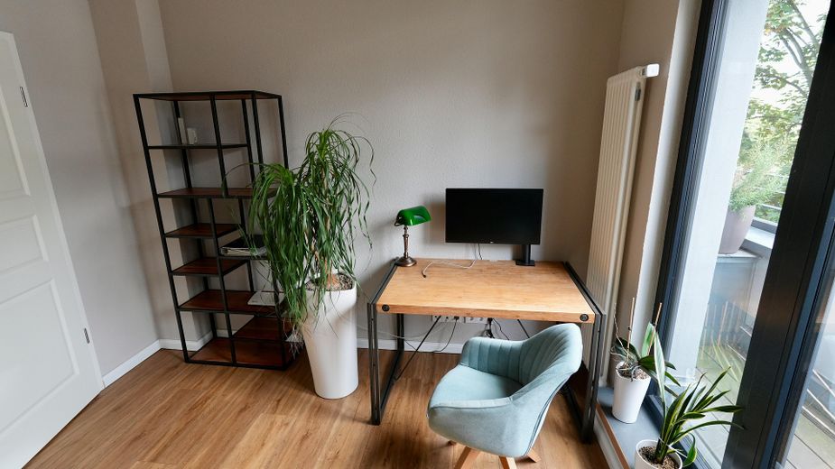 Möblierter 4-Raum nähe Ostkreuz mit großer Terrasse [Untervermietung] – Office