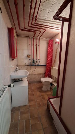 Maison bifamiliale avec jardin mature + 2 garages dans un bon emplacement, sans commission pour l’acheteur – Bad Keller