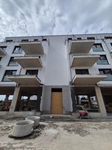Wohnung im Bau, stadtnah im Hafenquartier Graf Bismark mit Balkon am Yachthafen/Kanal für 2 Personen – Hausansicht Balkon 1. OG
