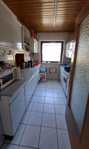 Maison bifamiliale avec jardin mature + 2 garages dans un bon emplacement, sans commission pour l’acheteur – Küche OG