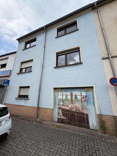 Per direct beschikbaar: ca. 184 m² verdeeld over 3 verdiepingen – als eengezinswoning of 2 appartementen – Rückseite und Garage