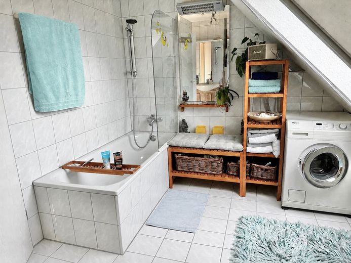 Dachgeschoss-Wohnung in Denzlingen – Tageslichtbad mit Badewanne/WC