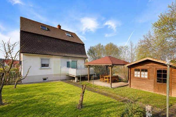 ¡Casa residencial independiente con jardín, terraza y buhardilla acondicionada en una ubicación con vistas de Donaueschingen, utilizable como vivienda unifamiliar o bifamiliar!