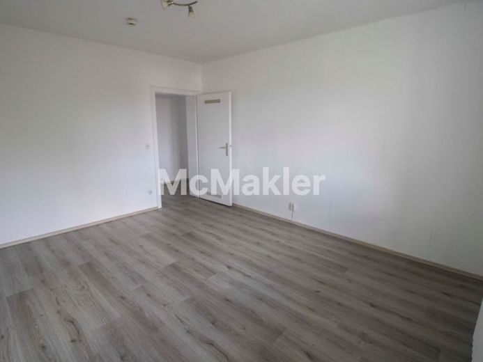Vacant and modernized 2-room apartment in Duisburg-South – Photo 1