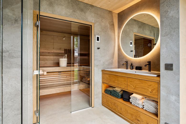 Bad mit Dusche und Sauna