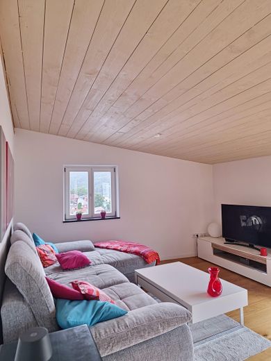 Particolare appartamento penthouse di 5 locali con balcone nel centro storico di Bad Tölz – Wohnzimmer