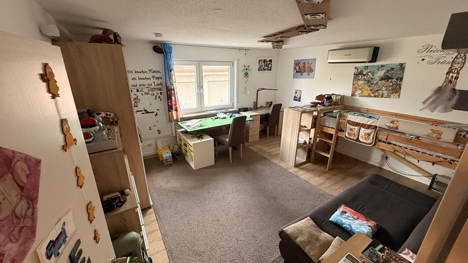 Klimatisiertes Raumwunder: Renovierte 4-Zimmer-Wohnung mit 2 Balkonen & 2 Garagen – Kind