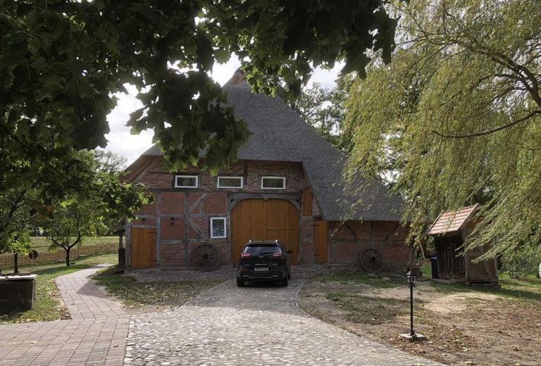 PROVISIONSFREI: Historisches Reetdach-Anwesen am Elbdeich – Denkmalgeschützt – Rückseite