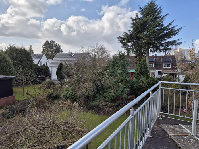 Großes Einfamilienhaus mit Einliegerwohnung in Groß-Buchholz, sehr ruhige Lage – Blick vom Balkon in den Garten