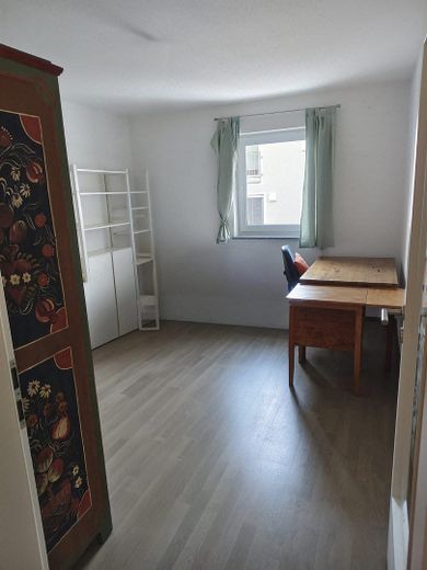 Zentral gelegene 80qm-Wohnung mit großem Sonnenbalkon – Schlafzimmer