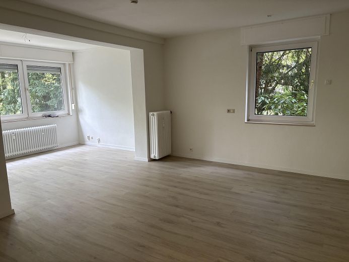 Renovierte und attraktive 4-Zimmerwohnung in top Lage! U.S. Army personnel are welcome! – Schlafzimmer 1