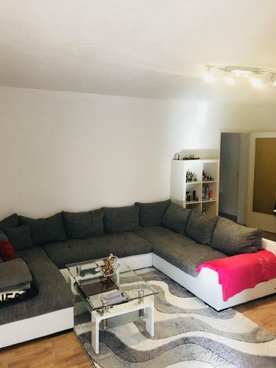 Lichtdurchflutete 3-Zimmerwohnung im Herzen von Brombach – Wohnzimmer