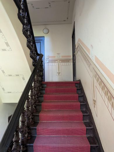 Friedrichshain'de balkonlu bakımlı 2 odalı eski bina dairesi – özelden, komisyonsuz – Treppenhaus