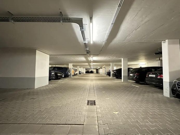 Neuwertige 3-Zimmer-Wohnung mit Balkon, zwei Bädern & TG-Stellplatz – Tiefgarage