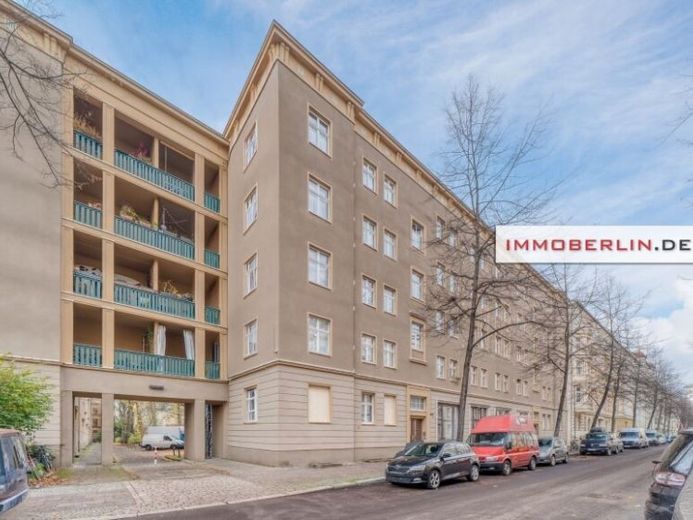 IMMOBERLIN.DE - Simon-Dach-Kiez yakınında Loggialı modernize edilmiş eski bina dairesi – Fotoğraf 1