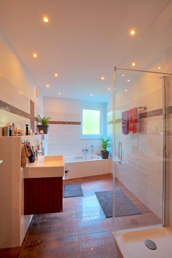Provisionsfreie Maisonette- Wohnung mit Garten mitten in Hanau – Bad