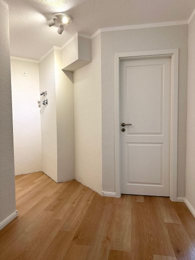 Frisch renovierte 1‑Zimmer-Wohnung mit Einbauküche und ruhiger Innenhofterrasse – Flur