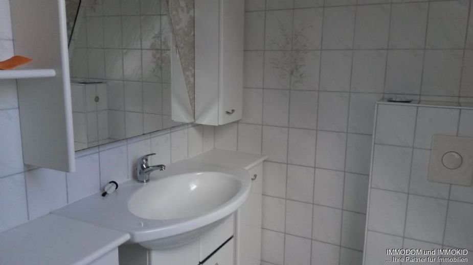 2-Zimmer-Wohnung mit BALKON - vollmöbliert -Nähe VW-Standort – Bad mit Wanne und Dusche