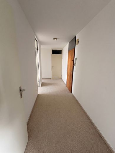 Lichtdurchflutete 3 Zimmer Wohnung mit eigenem Tiefgaragenstellplatz zu verkaufen – Flur