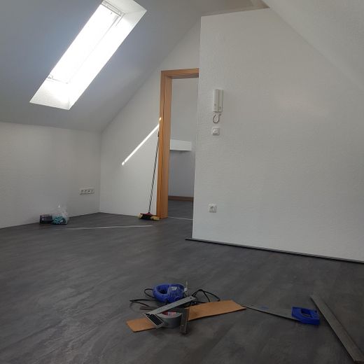 Saniertes Zweifamilienhaus zur Miete in Giesen – Dachgeschoss Wohnzimmer