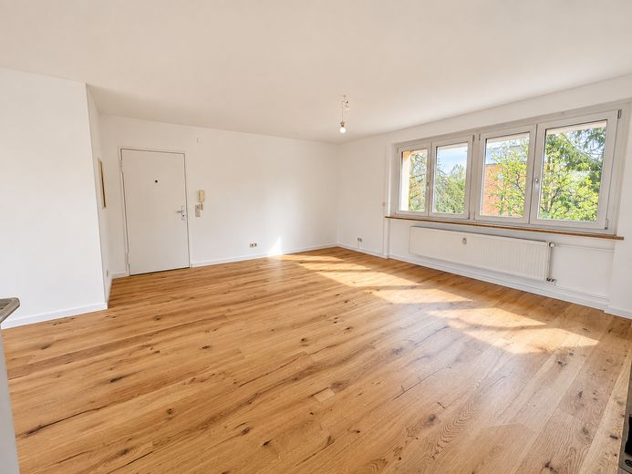 Modernisierte 3-Zimmer-Wohnung mit großem Westbalkon ins Grüne und TG – provisionsfrei – Wohnzimmer