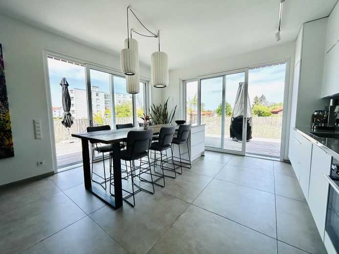 Exclusives Penthouse mit 90 qm Dachterrasse und Bergblick – Küche/ Essen
