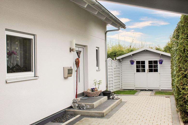Commission-free detached house on the outskirts with a dream garden! – Außenansicht Bild 2